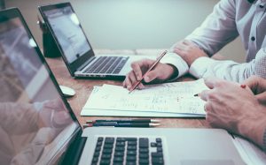 ما هي مميزات البلاك بورد والجامعات العربية التي تستخدمه؟